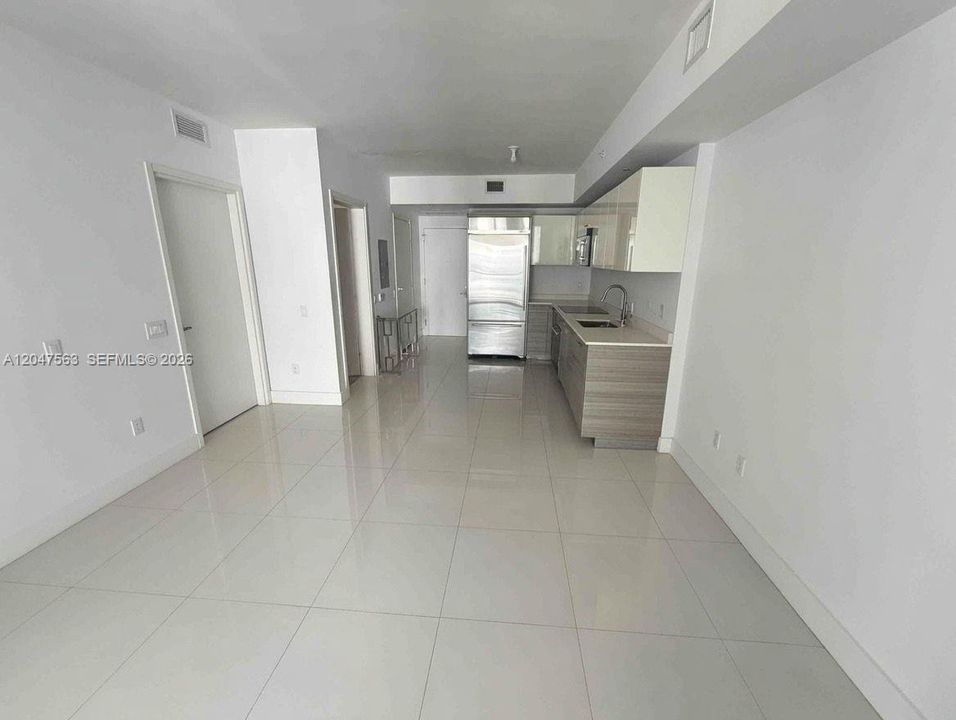 For Sale: $525,000 (1 beds, 1 baths, 644 Square Feet)