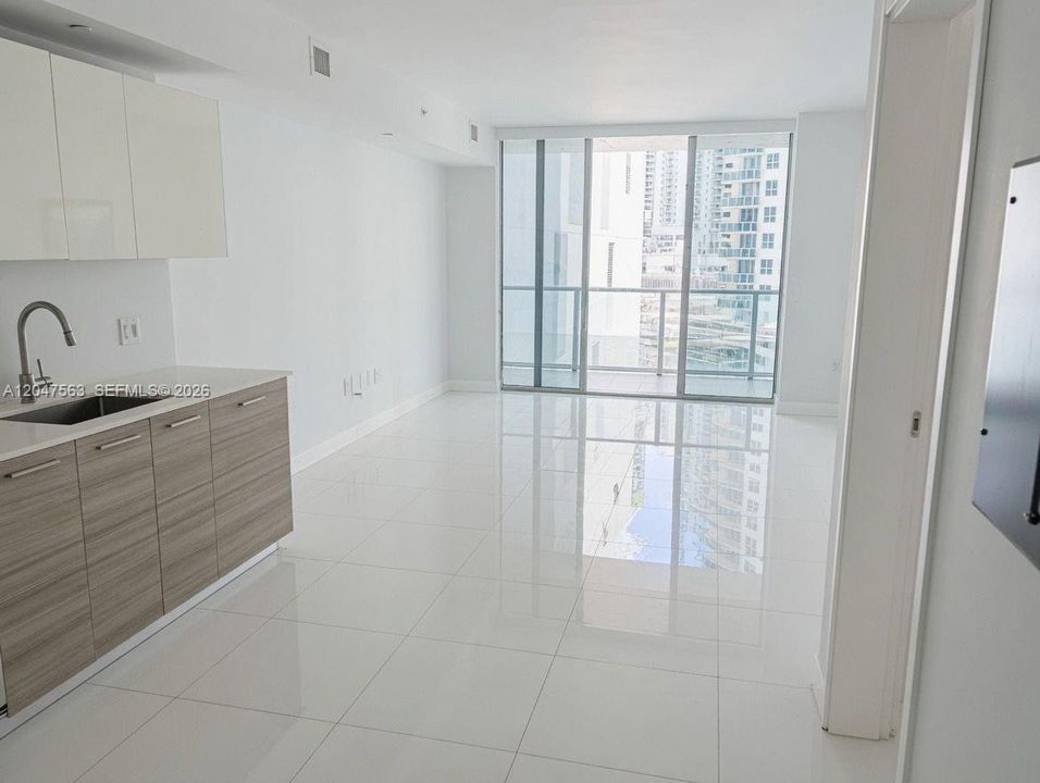 For Sale: $525,000 (1 beds, 1 baths, 644 Square Feet)