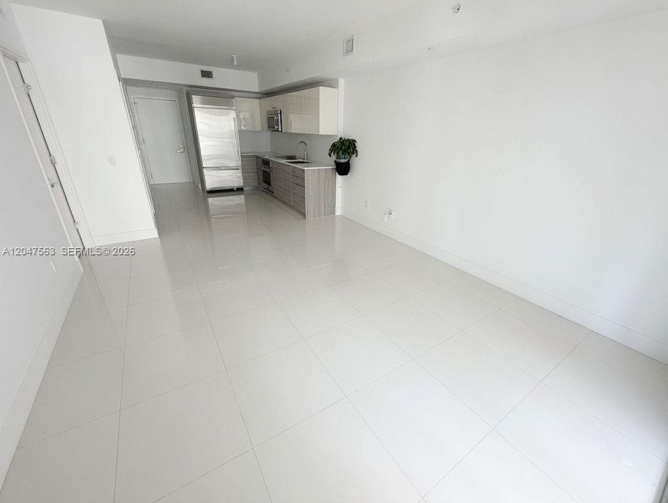 For Sale: $525,000 (1 beds, 1 baths, 644 Square Feet)