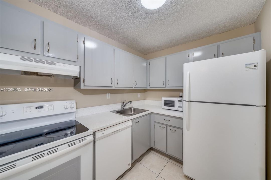 For Rent: $1,850 (2 beds, 1 baths, 867 Square Feet)