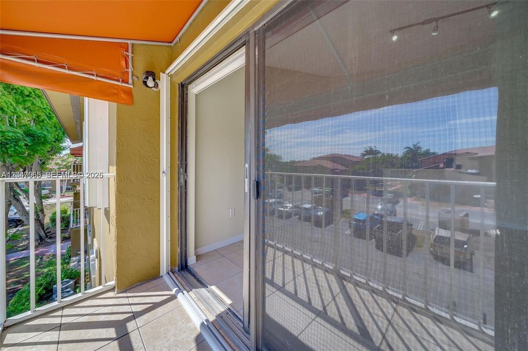 For Rent: $1,850 (2 beds, 1 baths, 867 Square Feet)