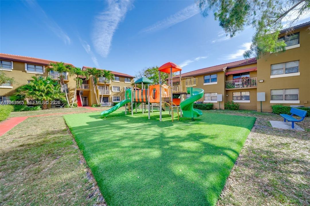 For Rent: $1,850 (2 beds, 1 baths, 867 Square Feet)