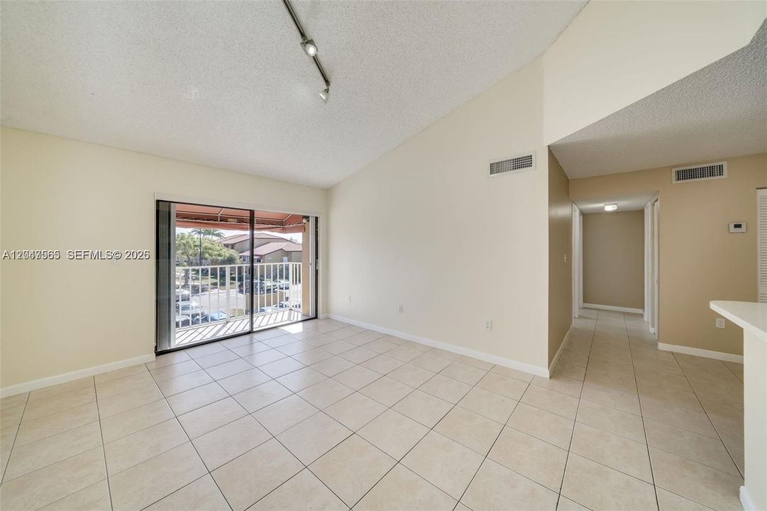 For Rent: $1,850 (2 beds, 1 baths, 867 Square Feet)