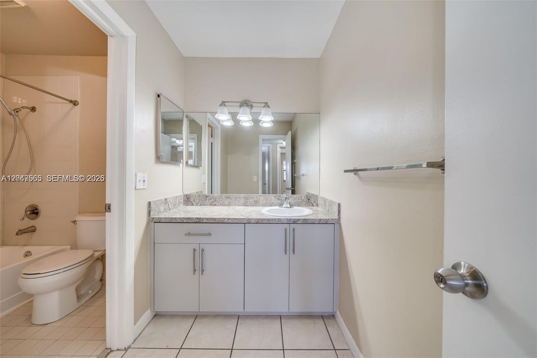 For Rent: $1,850 (2 beds, 1 baths, 867 Square Feet)