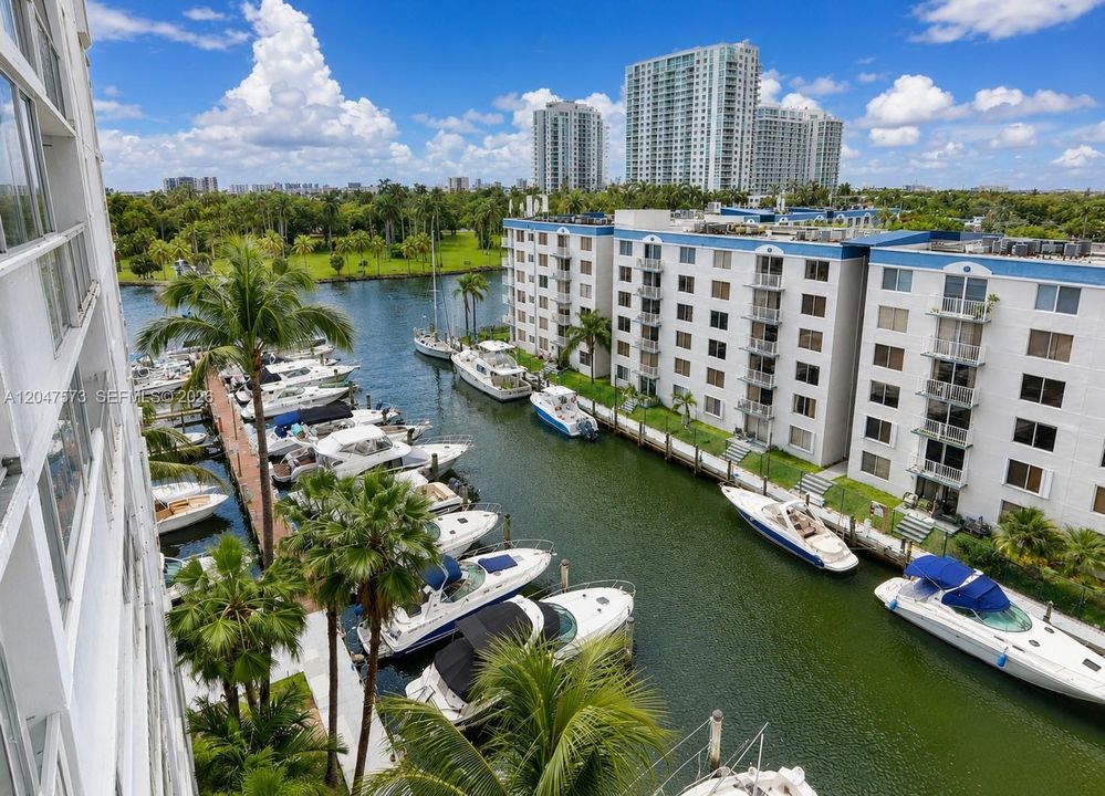For Rent: $2,500 (2 beds, 2 baths, 1020 Square Feet)