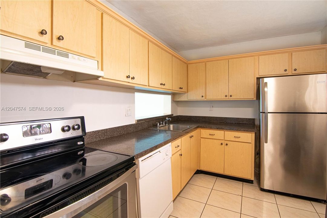 For Rent: $2,000 (2 beds, 2 baths, 965 Square Feet)