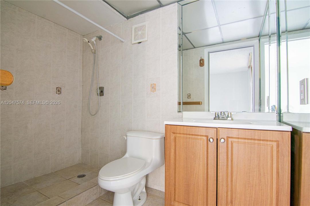 For Rent: $2,000 (2 beds, 2 baths, 965 Square Feet)