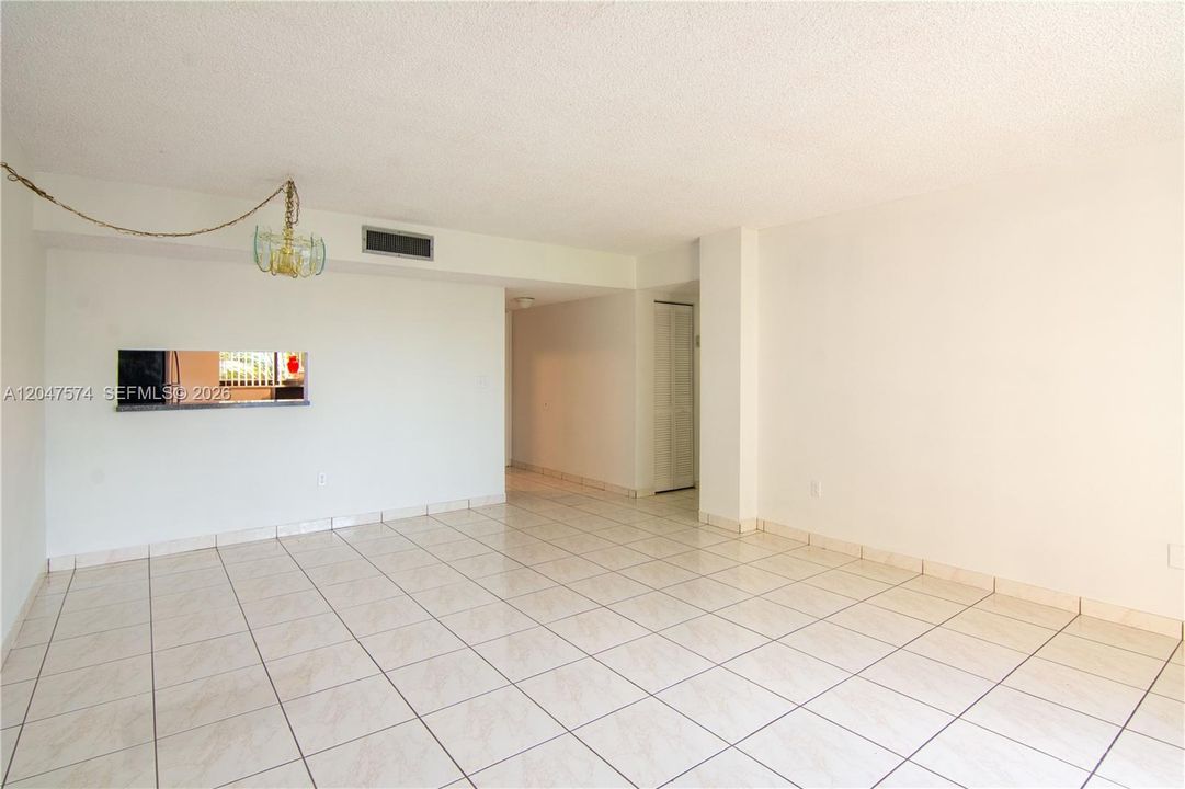 For Rent: $2,000 (2 beds, 2 baths, 965 Square Feet)