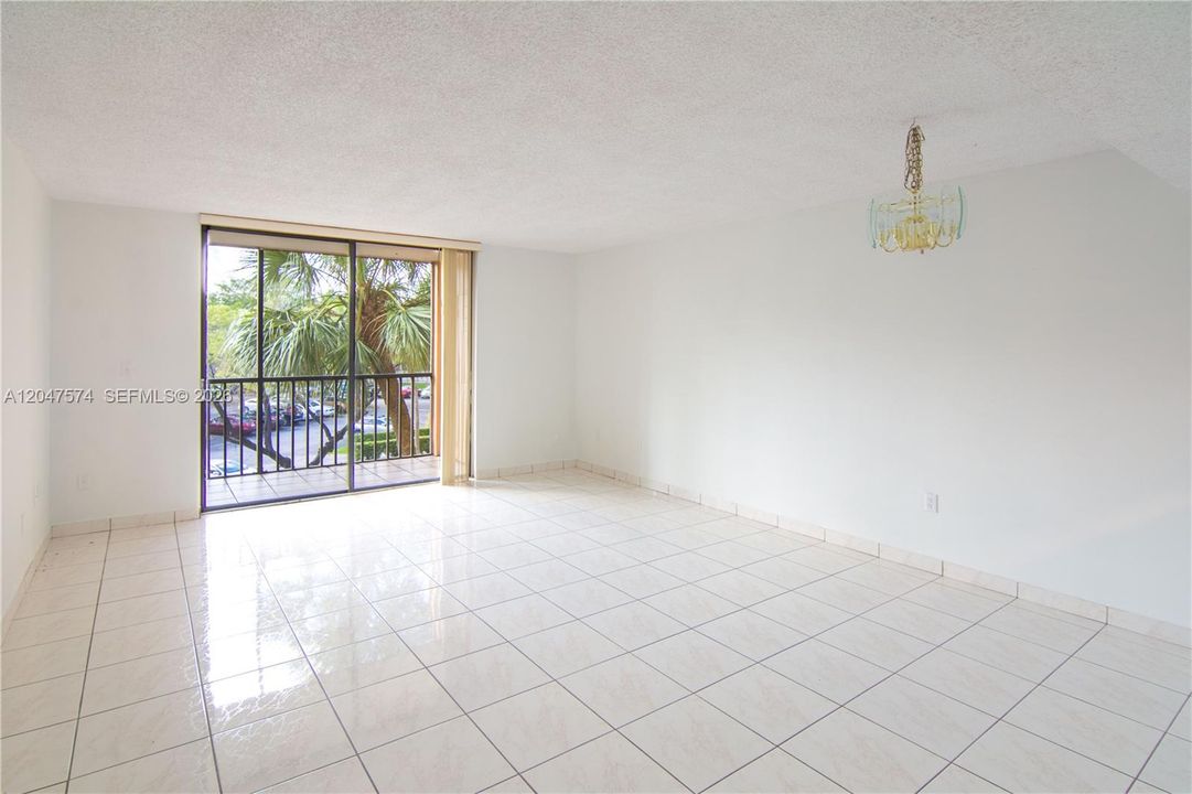 For Rent: $2,000 (2 beds, 2 baths, 965 Square Feet)
