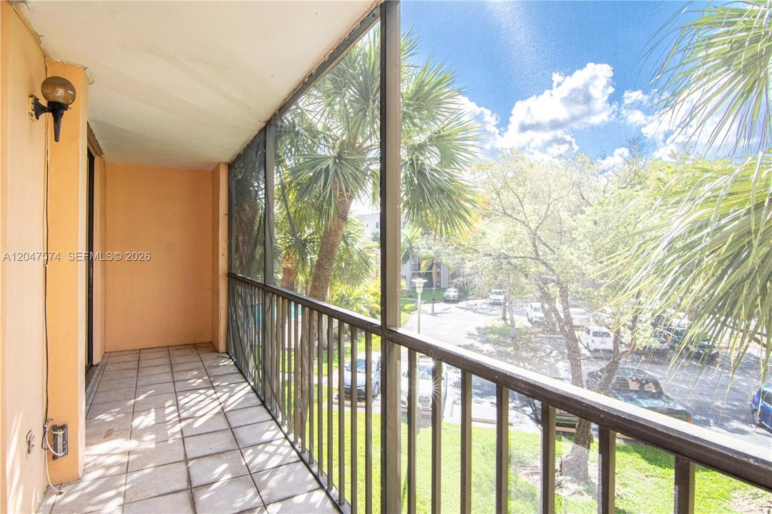 For Rent: $2,000 (2 beds, 2 baths, 965 Square Feet)