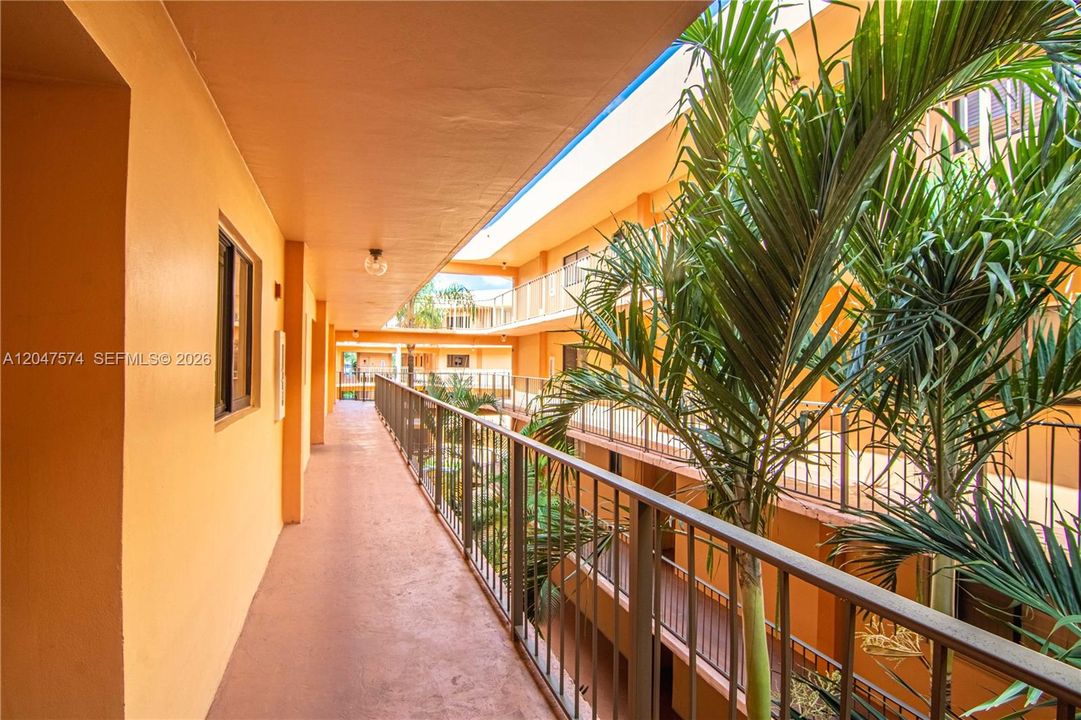 For Rent: $2,000 (2 beds, 2 baths, 965 Square Feet)