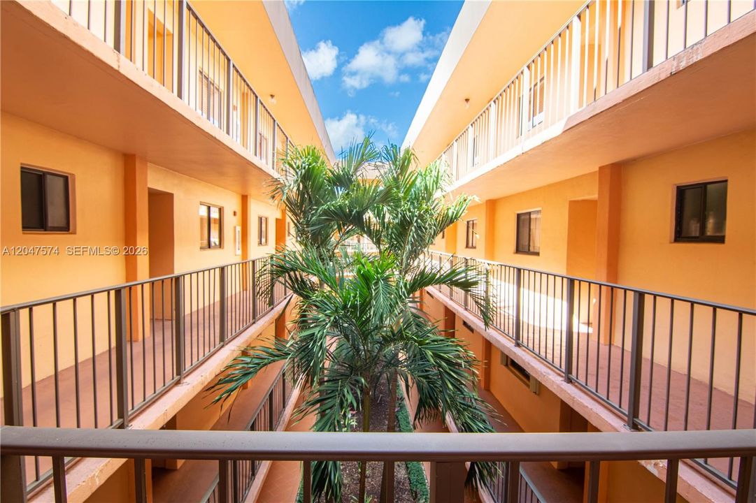 For Rent: $2,000 (2 beds, 2 baths, 965 Square Feet)