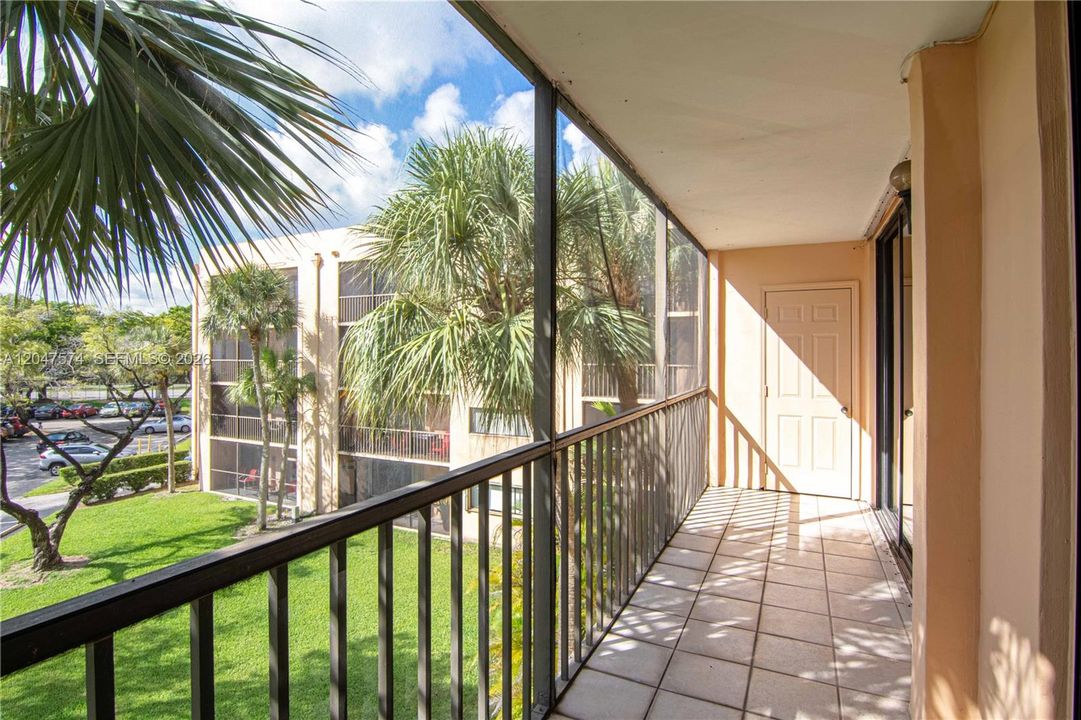 For Rent: $2,000 (2 beds, 2 baths, 965 Square Feet)