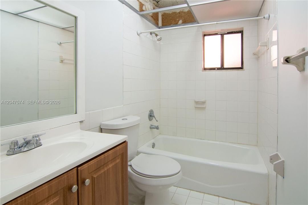 For Rent: $2,000 (2 beds, 2 baths, 965 Square Feet)