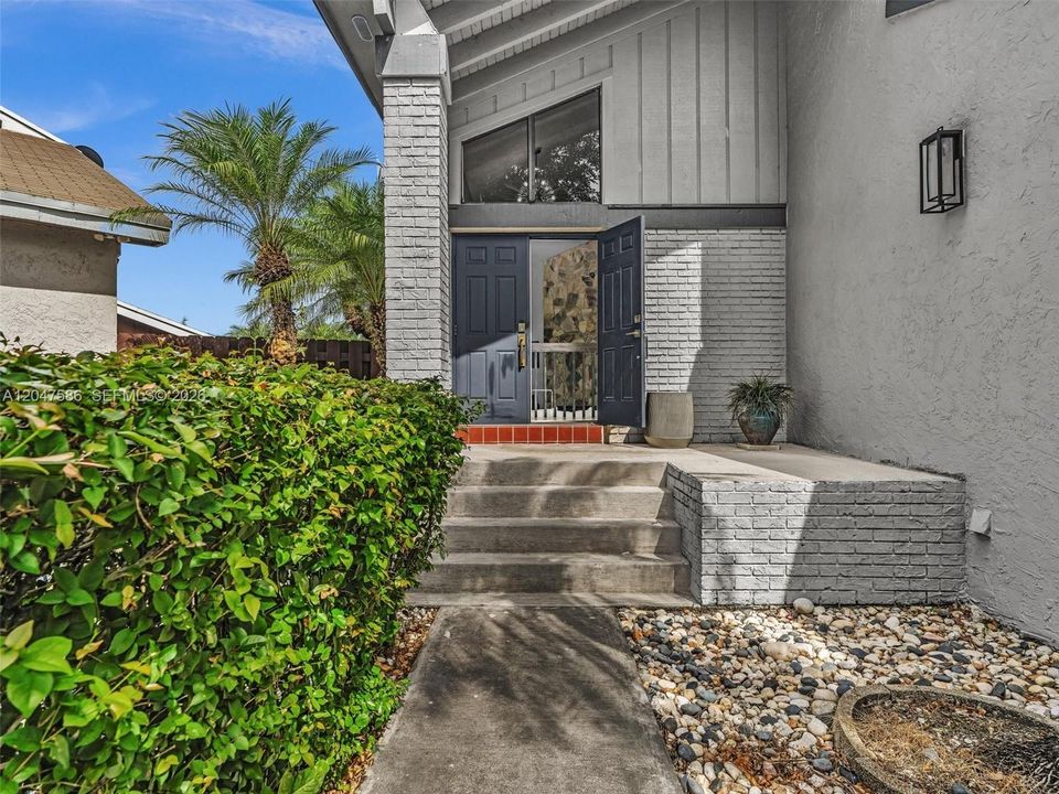 For Sale: $620,000 (2 beds, 3 baths, 1562 Square Feet)