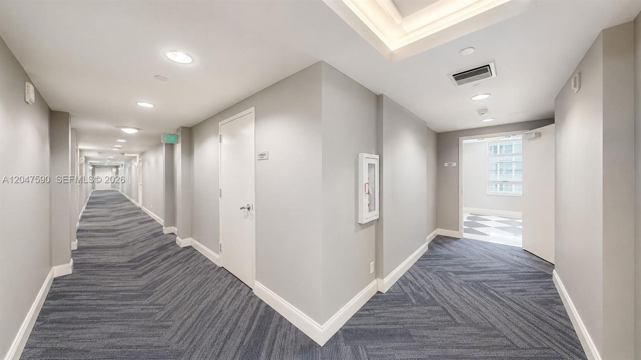 For Sale: $229,000 (1 beds, 1 baths, 774 Square Feet)