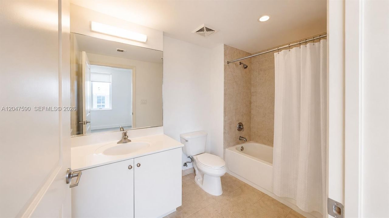 For Sale: $229,000 (1 beds, 1 baths, 774 Square Feet)