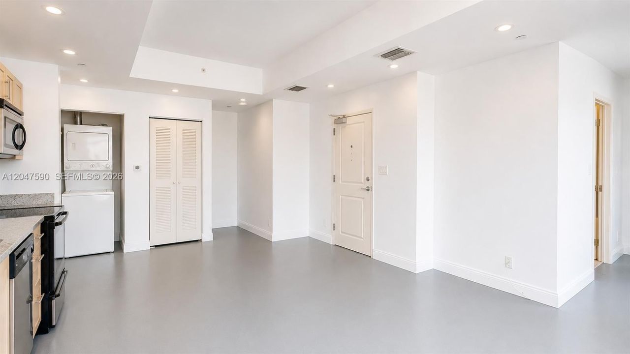 For Sale: $229,000 (1 beds, 1 baths, 774 Square Feet)