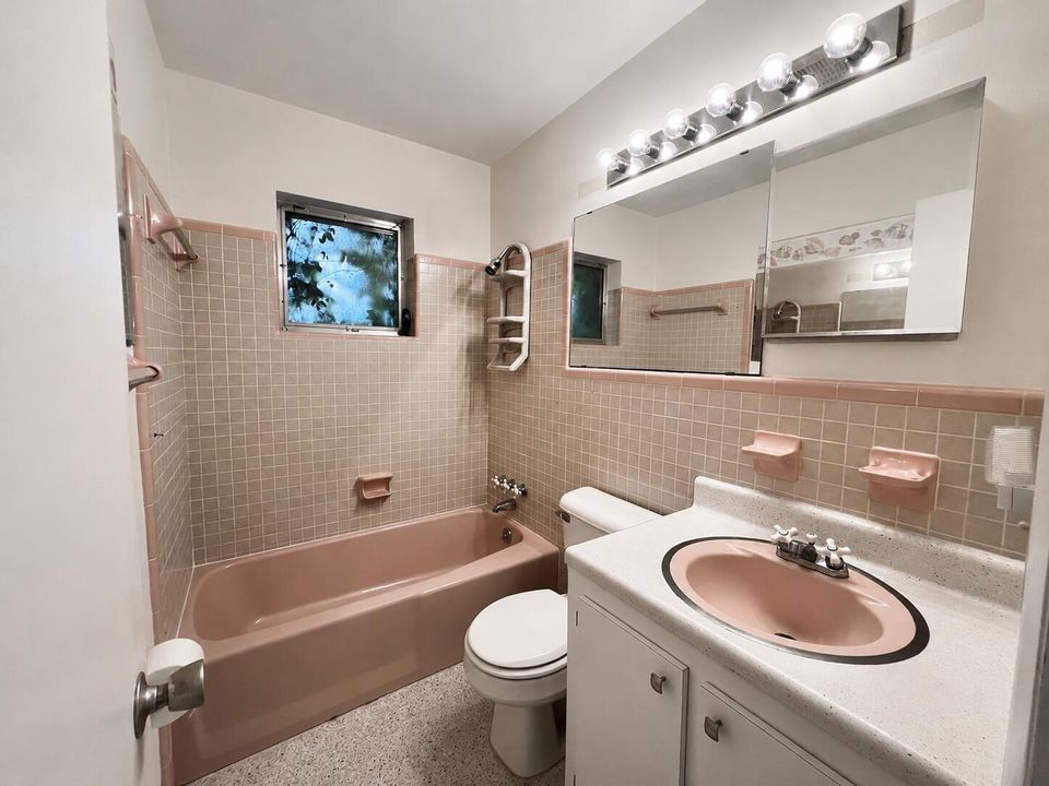 752 Oak St. Primary Bathroom