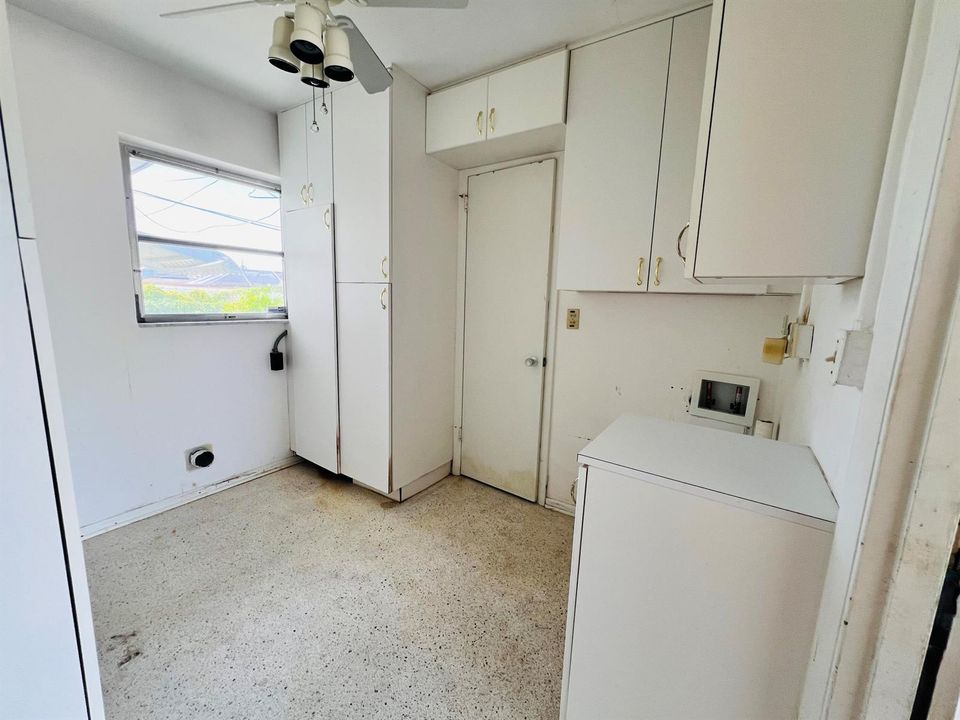 752 Oak St Laundry Room