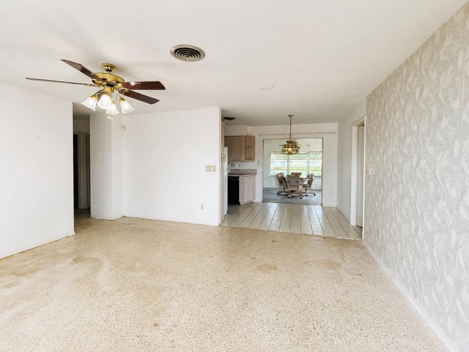 752 Oak St. Living Room