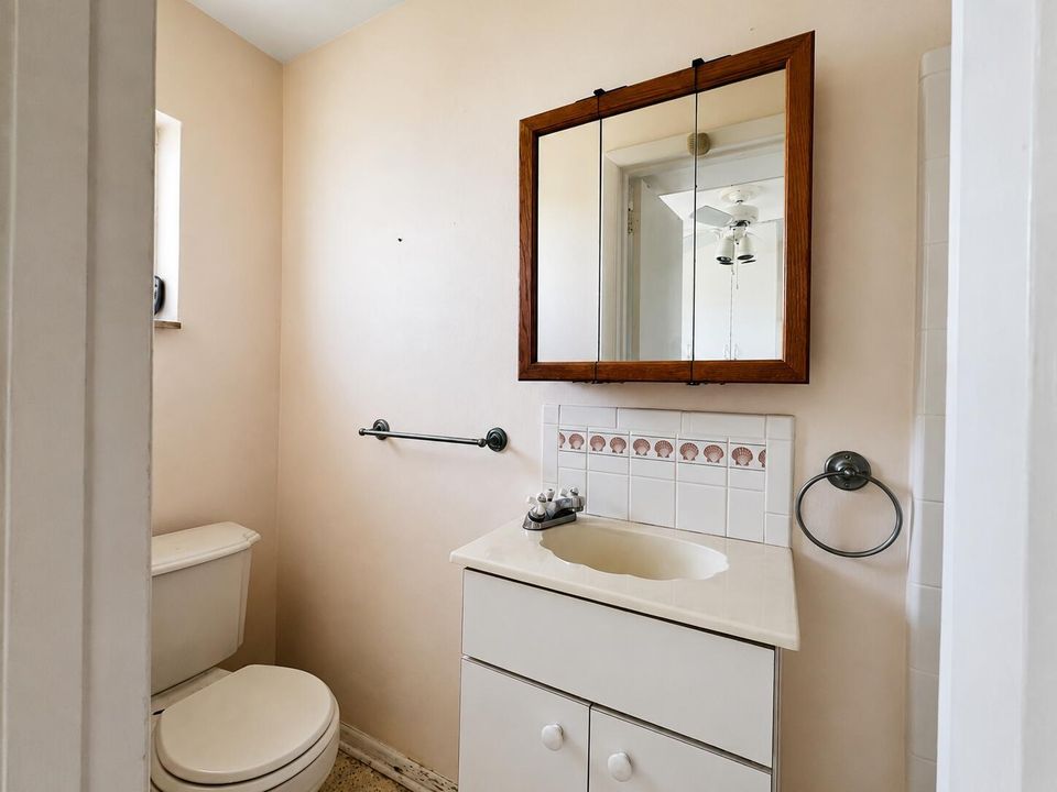 752 Oak St. Guest Bathroom