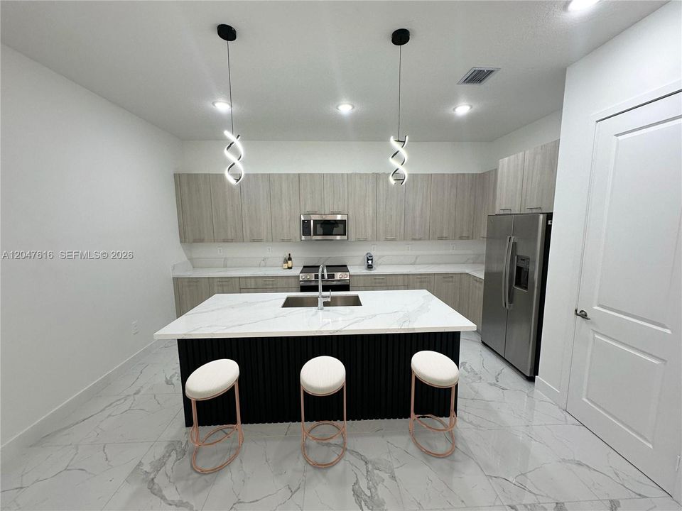 В аренду: $7,900 (5 спален, 4 ванн, 3888 Квадратных фут)
