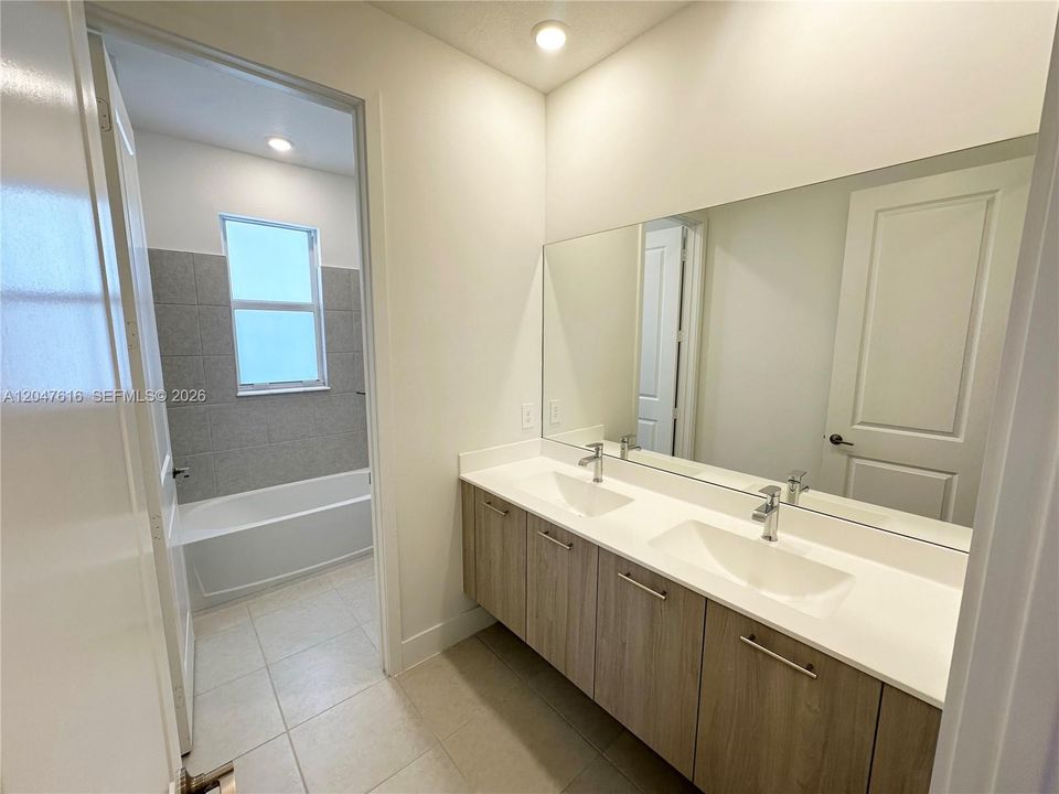 В аренду: $7,900 (5 спален, 4 ванн, 3888 Квадратных фут)