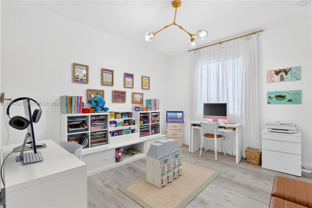For Sale: $850,000 (6 beds, 3 baths, 3002 Square Feet)