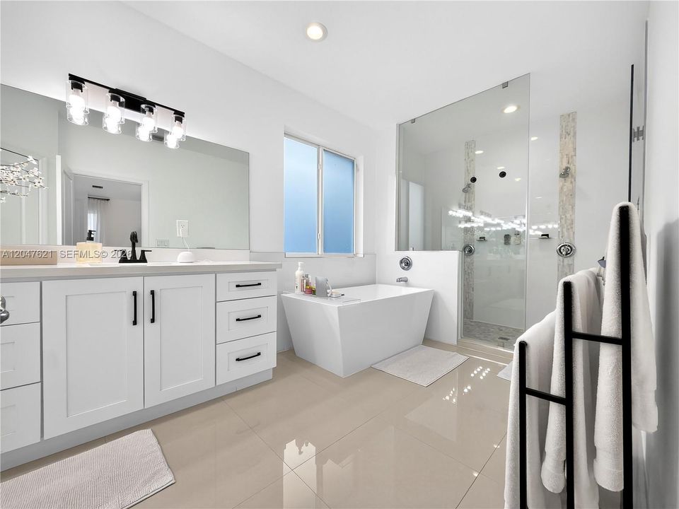 For Sale: $850,000 (6 beds, 3 baths, 3002 Square Feet)