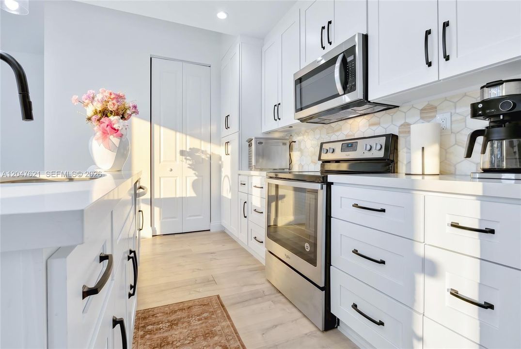 For Sale: $850,000 (6 beds, 3 baths, 3002 Square Feet)