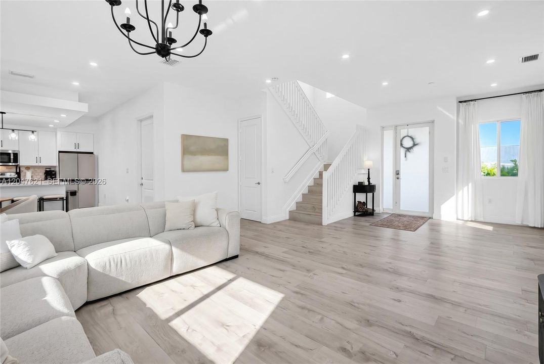 For Sale: $850,000 (6 beds, 3 baths, 3002 Square Feet)