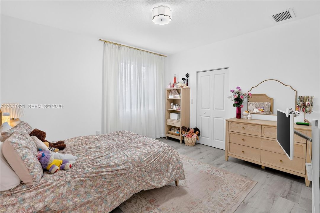 For Sale: $850,000 (6 beds, 3 baths, 3002 Square Feet)
