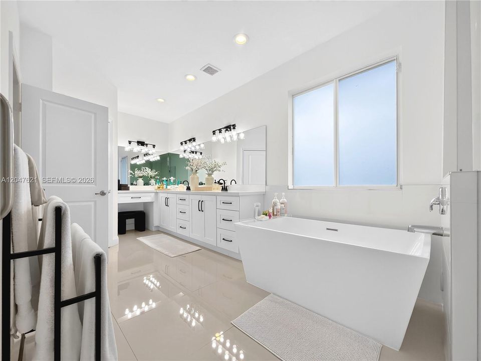 For Sale: $850,000 (6 beds, 3 baths, 3002 Square Feet)