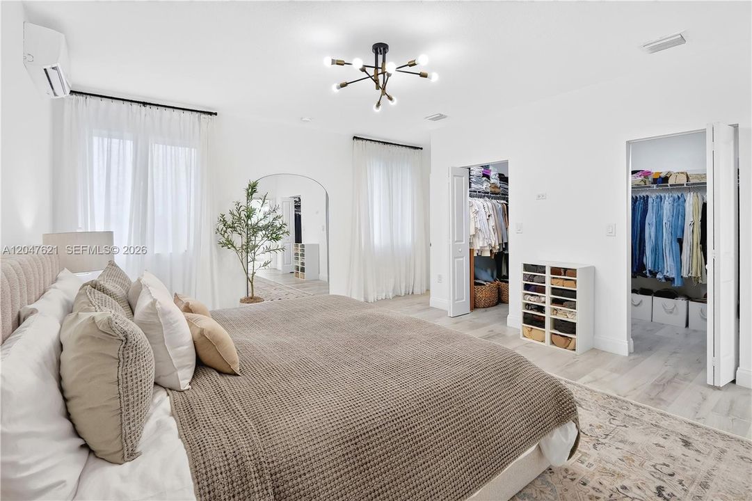 For Sale: $850,000 (6 beds, 3 baths, 3002 Square Feet)