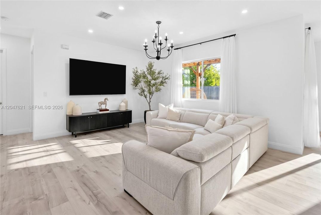 For Sale: $850,000 (6 beds, 3 baths, 3002 Square Feet)