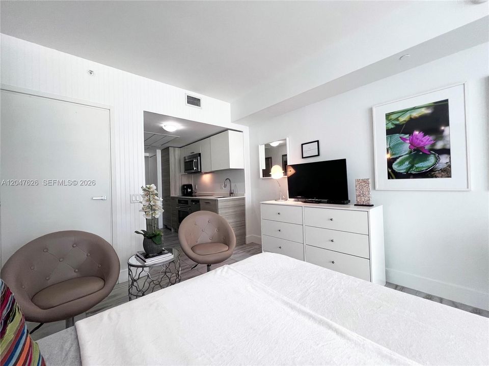 For Rent: $2,700 (0 beds, 1 baths, 355 Square Feet)