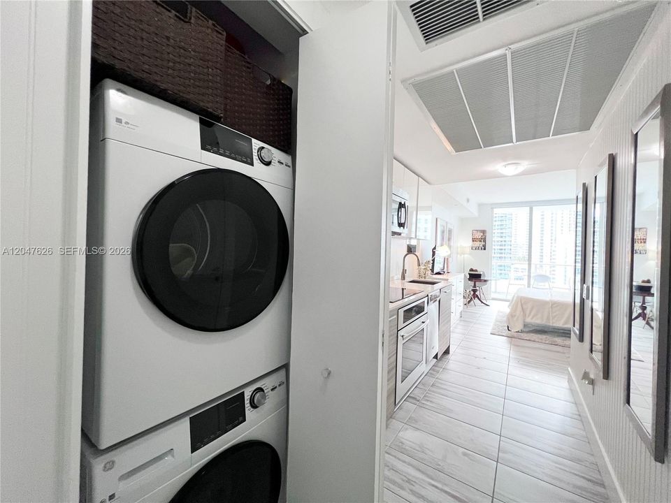 For Rent: $2,700 (0 beds, 1 baths, 355 Square Feet)
