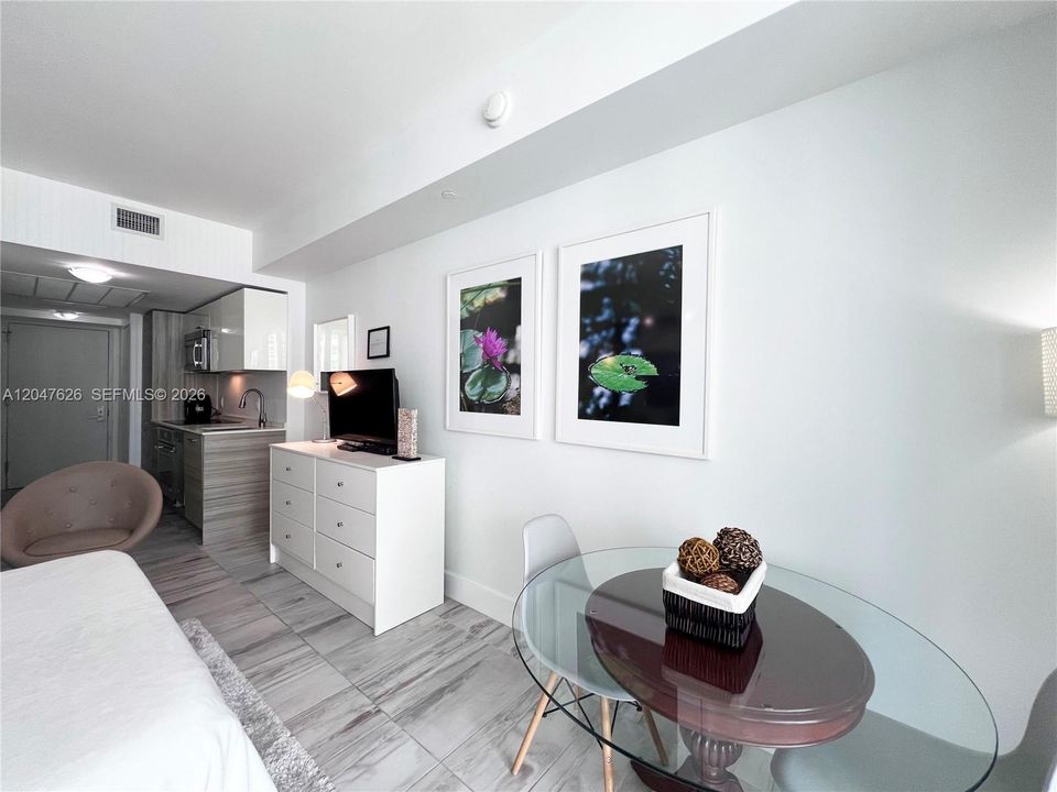 For Rent: $2,700 (0 beds, 1 baths, 355 Square Feet)