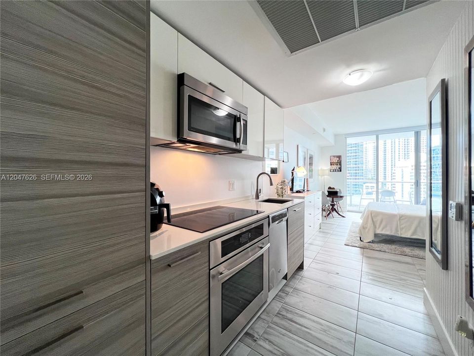 For Rent: $2,700 (0 beds, 1 baths, 355 Square Feet)