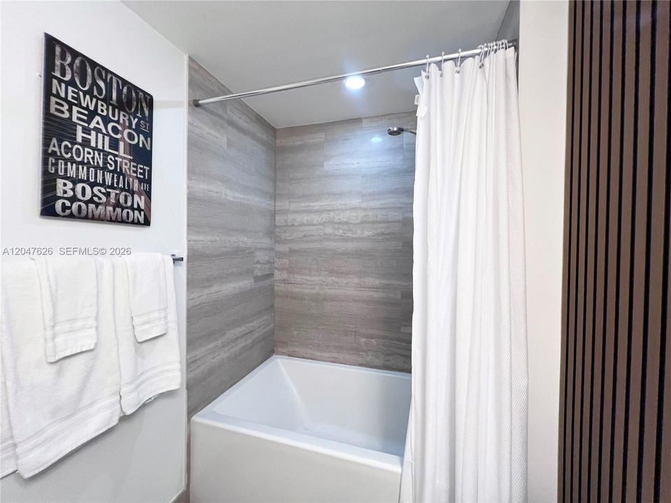 For Rent: $2,700 (0 beds, 1 baths, 355 Square Feet)