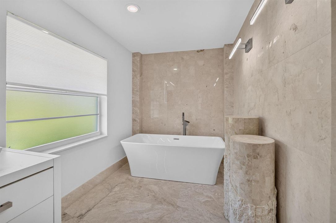 Primary offers pool & Lake views