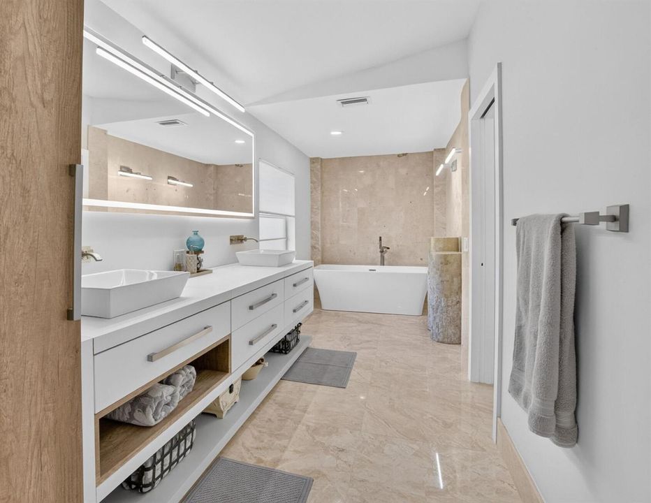 Freestanding tub