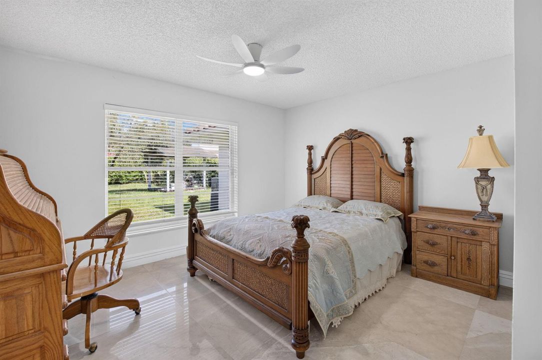 2nd bed closet