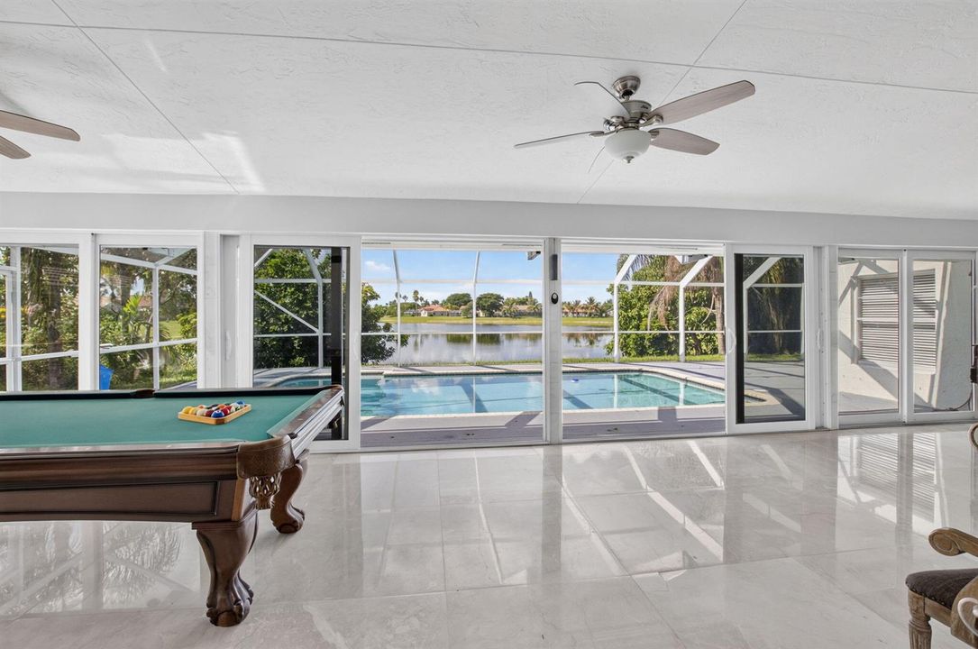Flexible living space pool & lake views