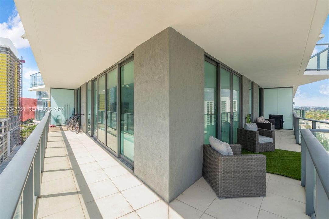 For Sale: $869,000 (2 beds, 2 baths, 1279 Square Feet)