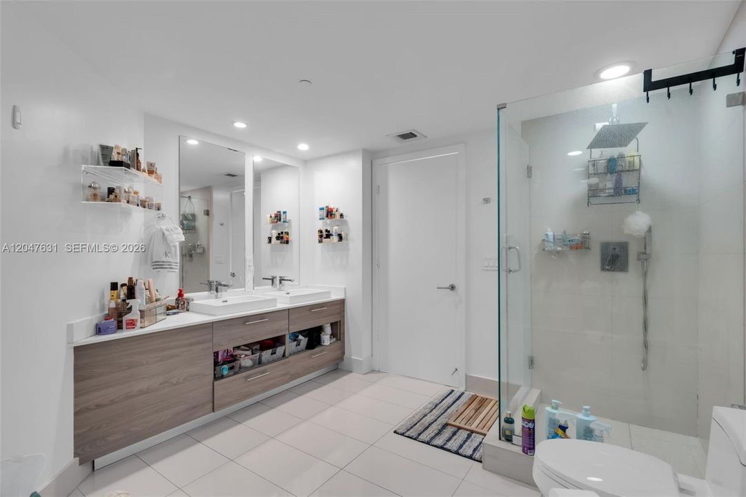 For Sale: $869,000 (2 beds, 2 baths, 1279 Square Feet)