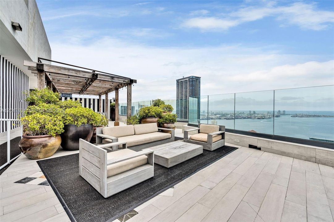 For Sale: $869,000 (2 beds, 2 baths, 1279 Square Feet)