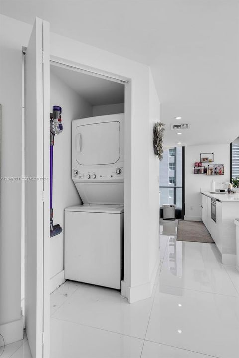 For Sale: $869,000 (2 beds, 2 baths, 1279 Square Feet)