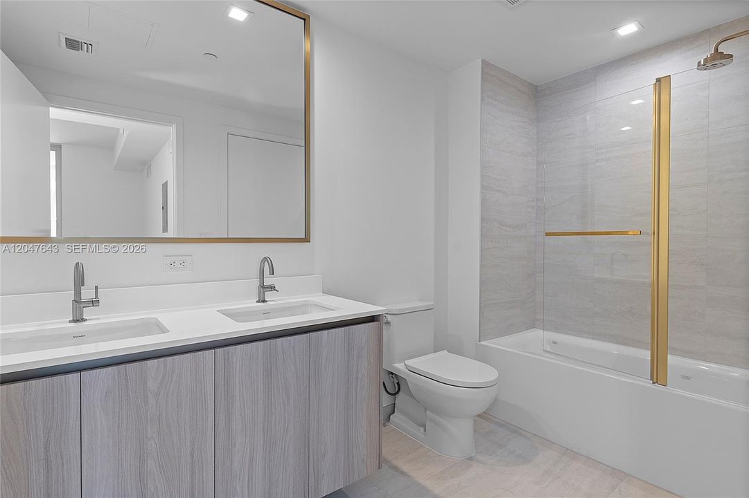 For Rent: $4,700 (1 beds, 1 baths, 833 Square Feet)